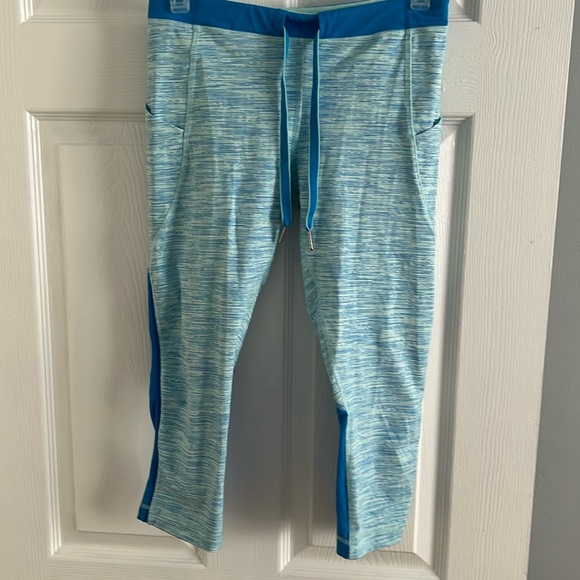Lululemon Beach Runner Crop - Size 6 - Picture 2 of 7